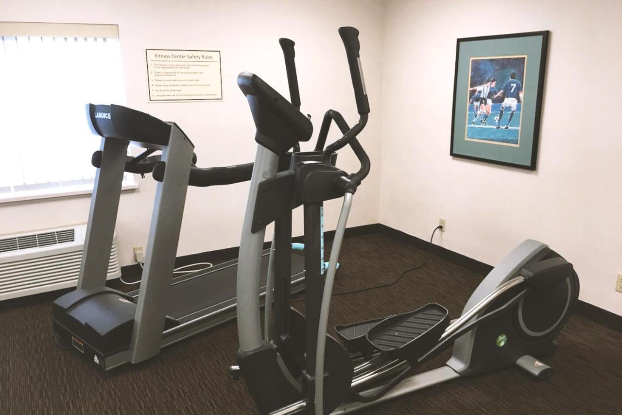 Norwood Inn & Suites Milwaukee Butler Екстериор снимка