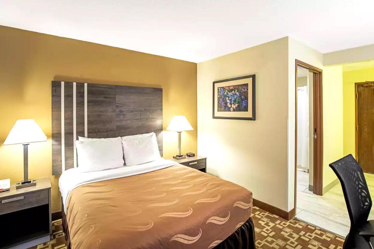 Norwood Inn & Suites Milwaukee Butler Екстериор снимка