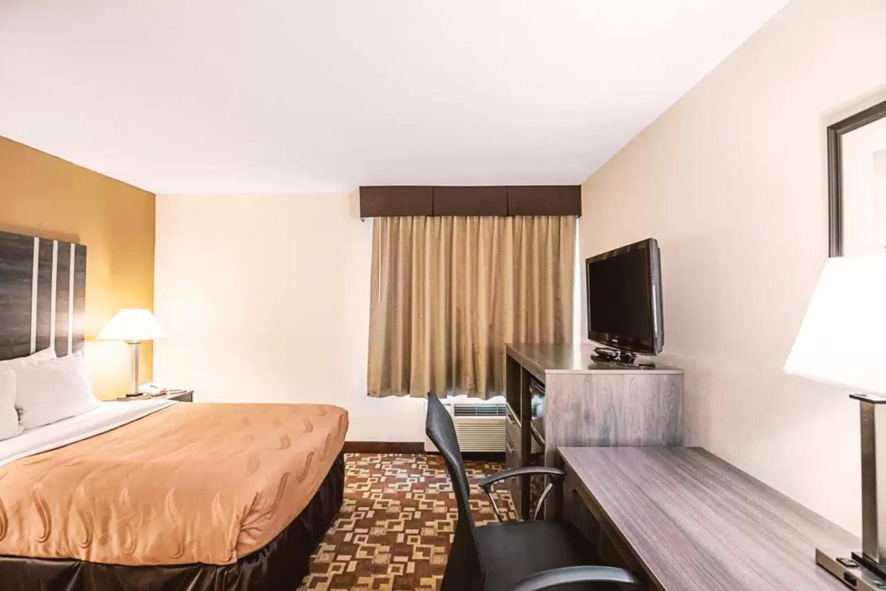 Norwood Inn & Suites Milwaukee Butler Екстериор снимка