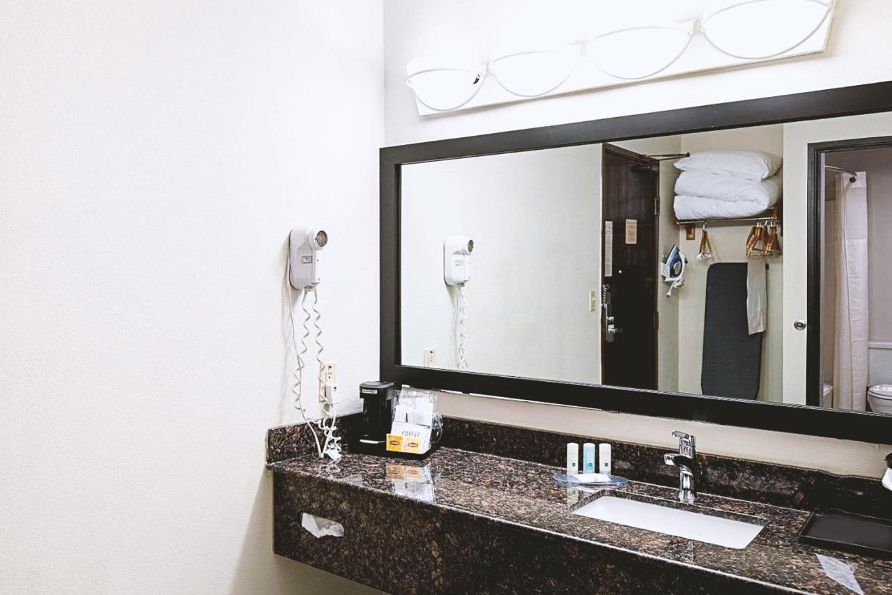 Norwood Inn & Suites Milwaukee Butler Екстериор снимка