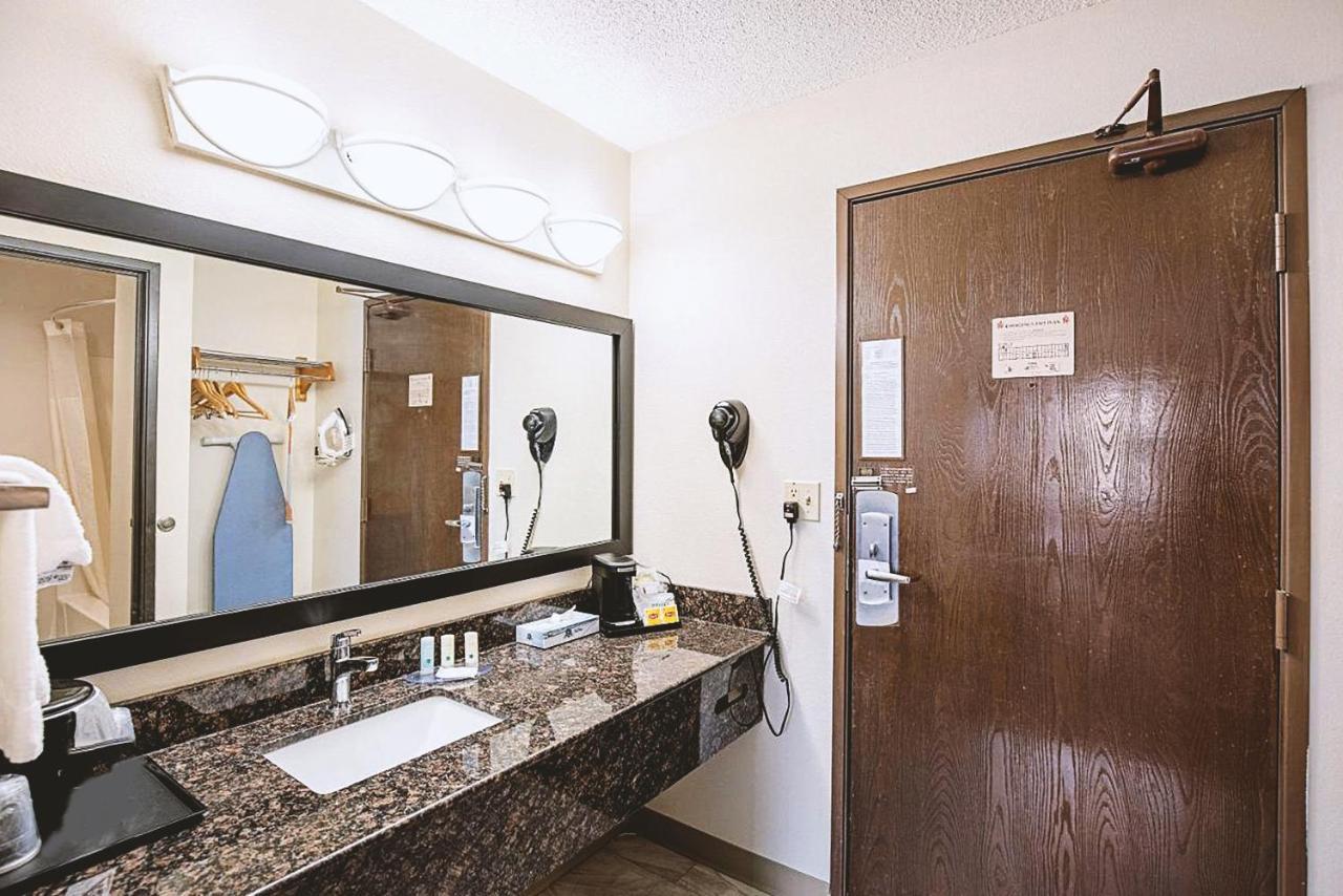 Norwood Inn & Suites Milwaukee Butler Екстериор снимка