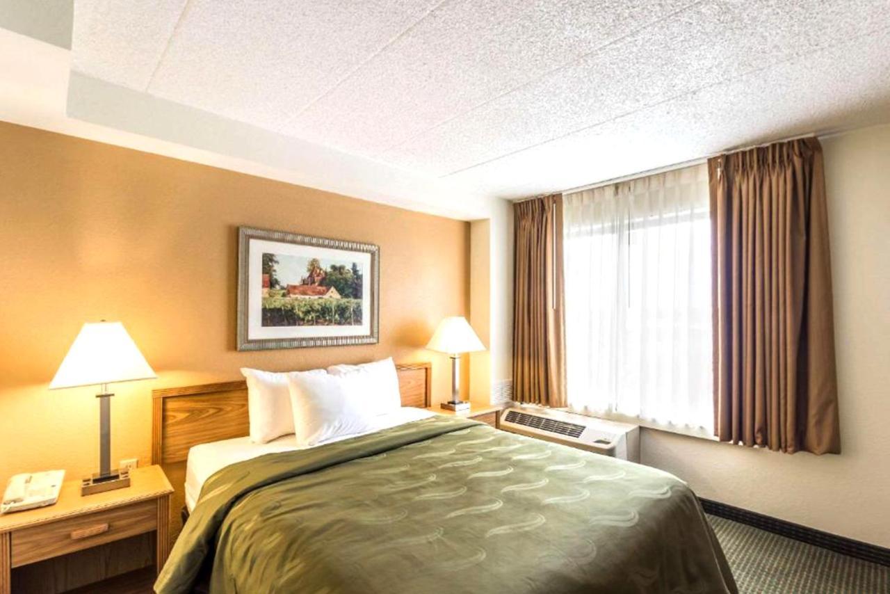 Norwood Inn & Suites Milwaukee Butler Екстериор снимка