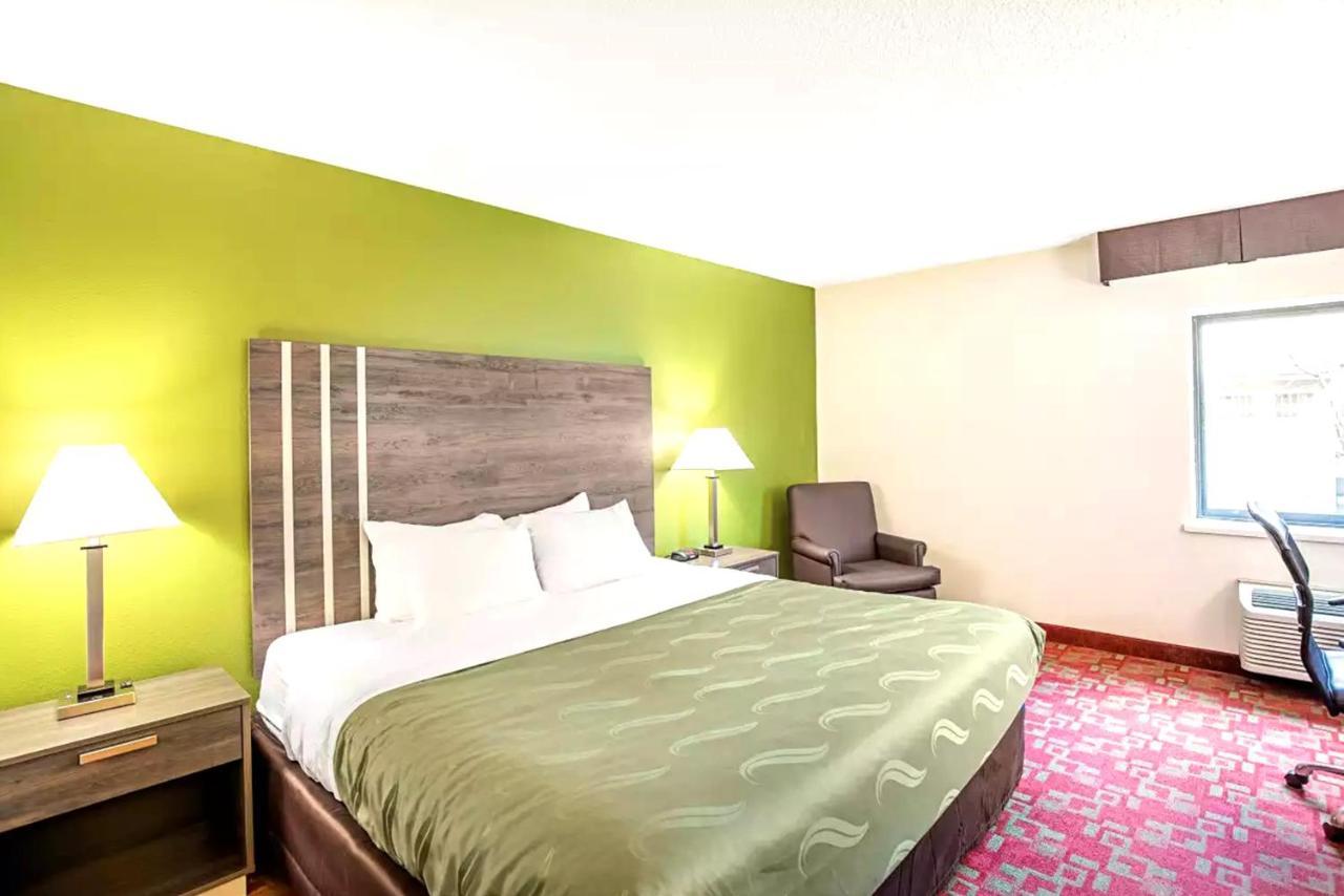 Norwood Inn & Suites Milwaukee Butler Екстериор снимка