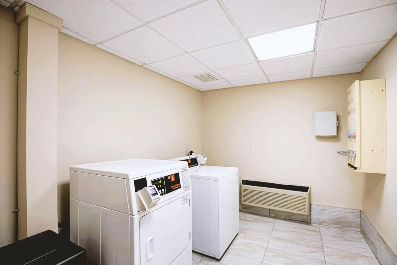 Norwood Inn & Suites Milwaukee Butler Екстериор снимка