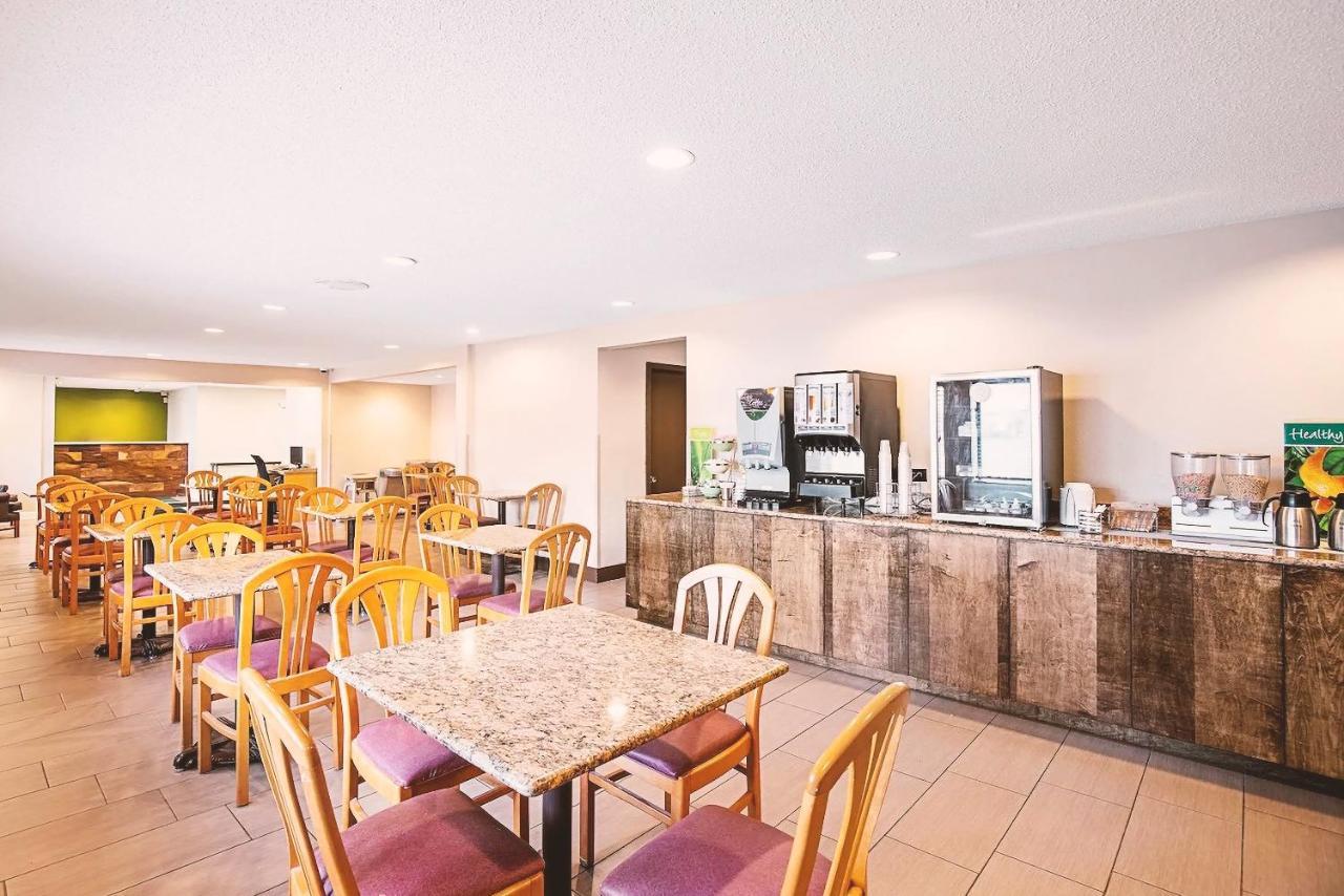 Norwood Inn & Suites Milwaukee Butler Екстериор снимка