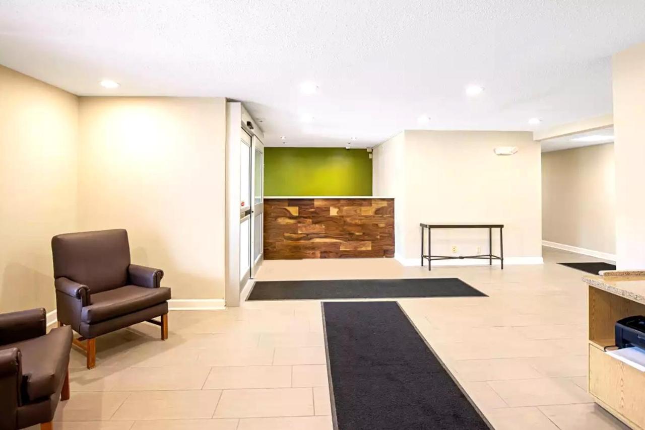 Norwood Inn & Suites Milwaukee Butler Екстериор снимка