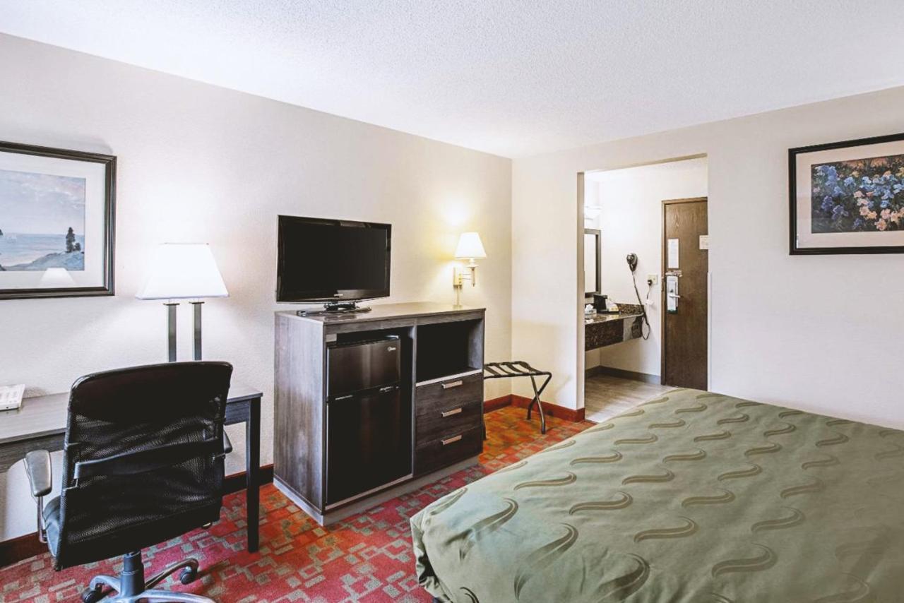 Norwood Inn & Suites Milwaukee Butler Екстериор снимка