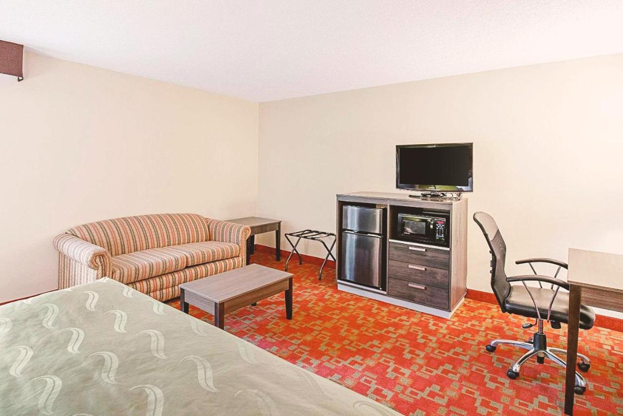 Norwood Inn & Suites Milwaukee Butler Екстериор снимка