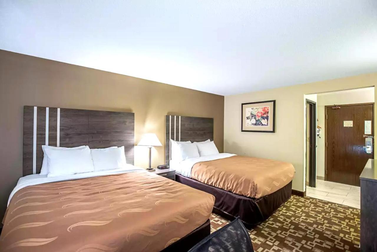 Norwood Inn & Suites Milwaukee Butler Екстериор снимка