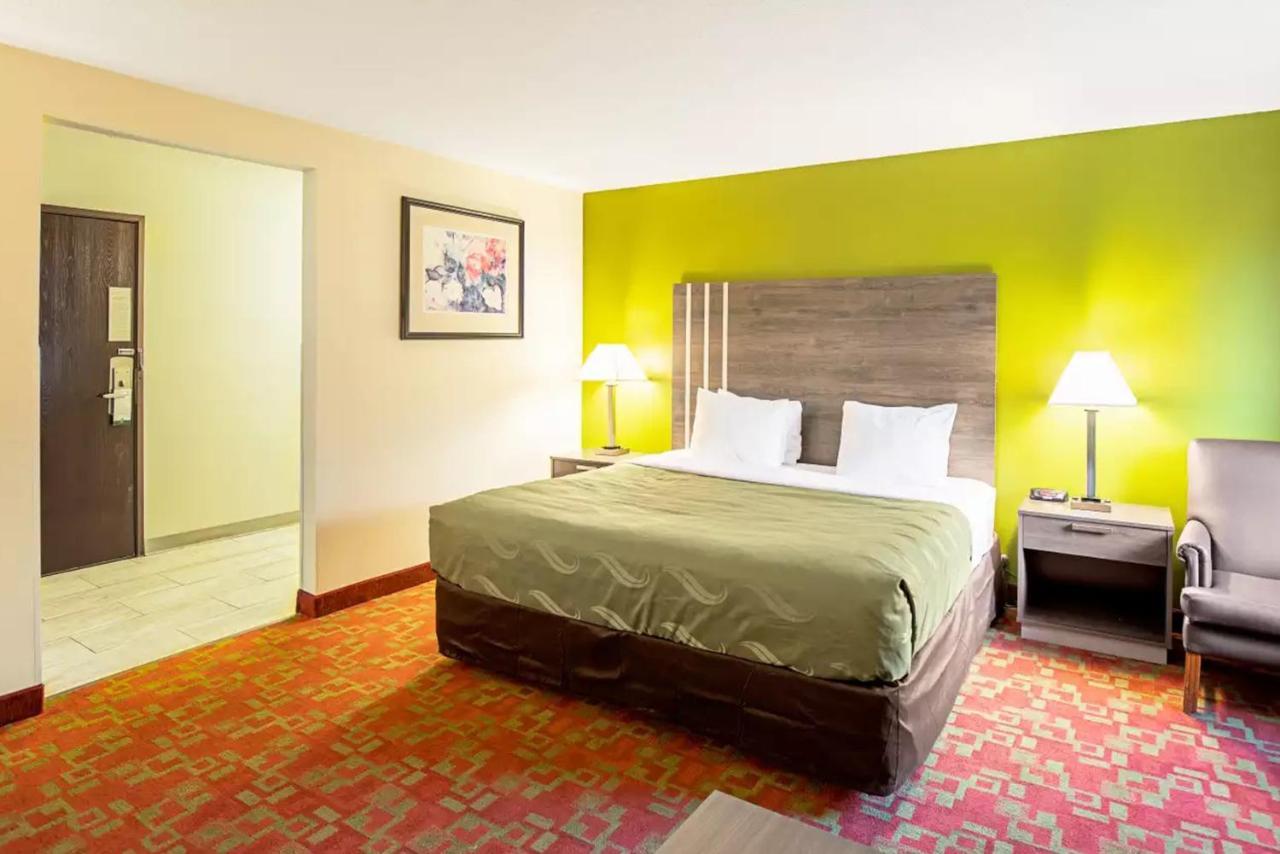 Norwood Inn & Suites Milwaukee Butler Екстериор снимка