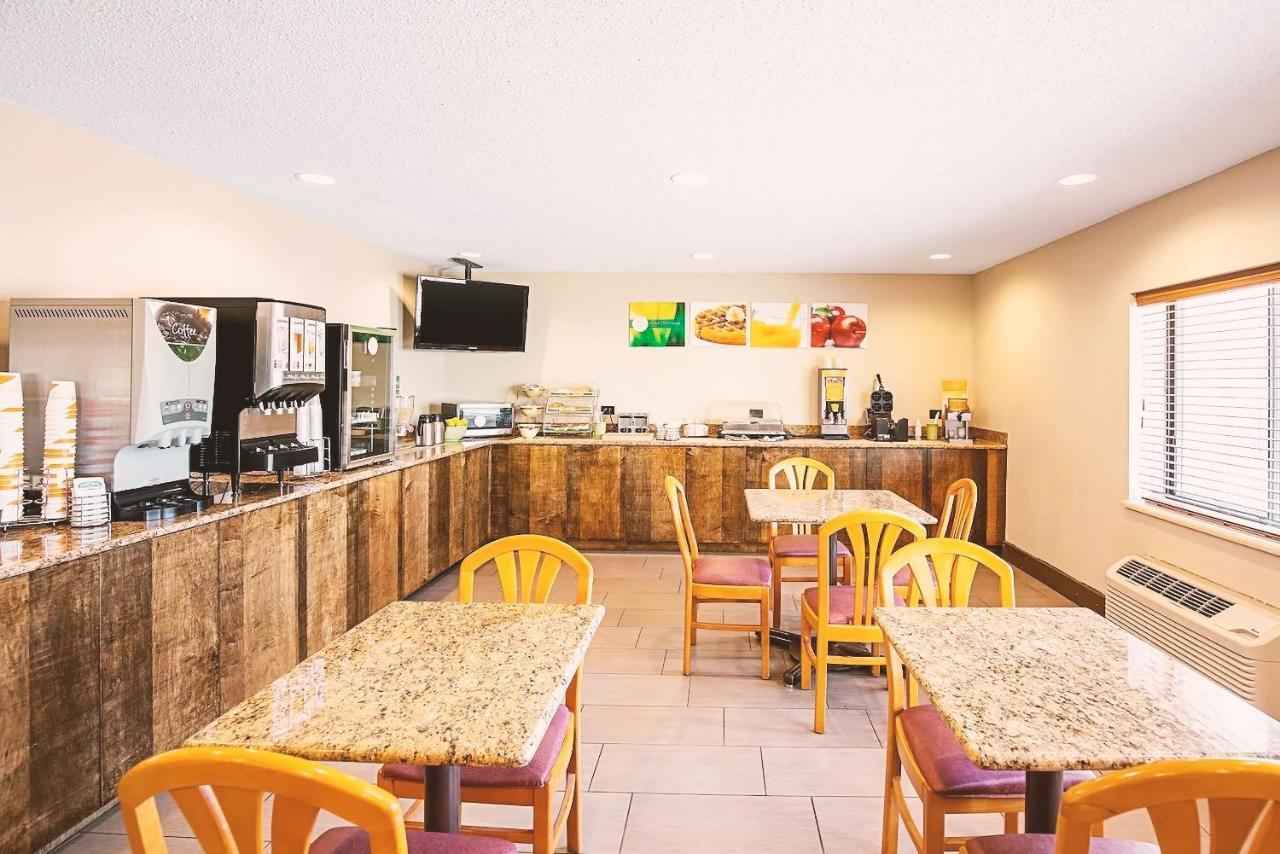 Norwood Inn & Suites Milwaukee Butler Екстериор снимка