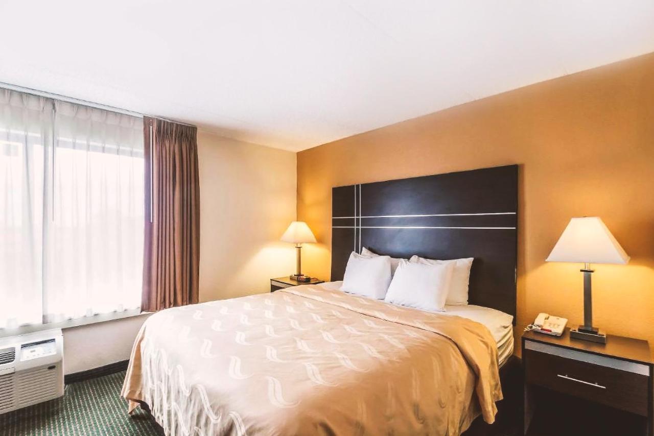 Norwood Inn & Suites Milwaukee Butler Екстериор снимка