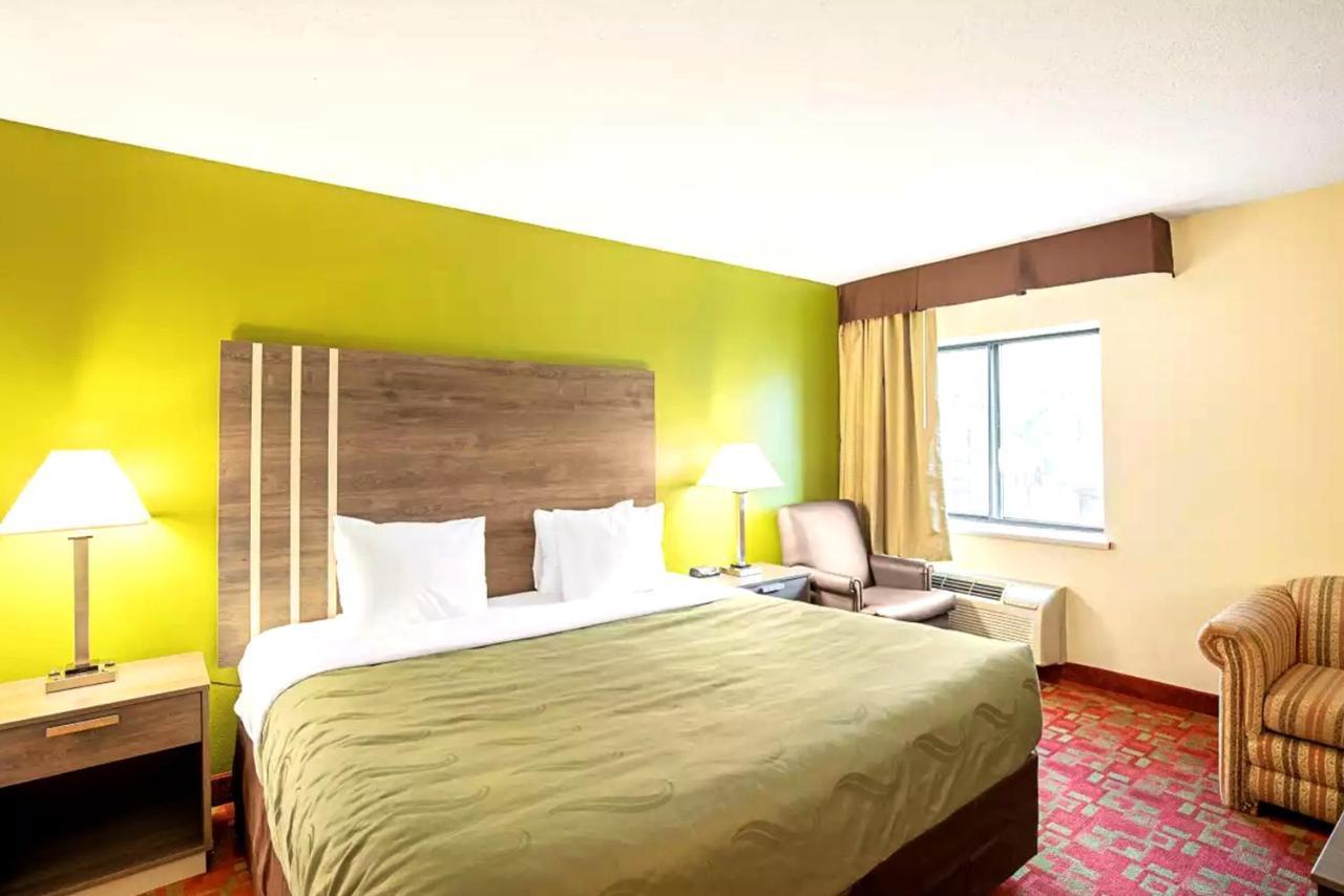 Norwood Inn & Suites Milwaukee Butler Екстериор снимка