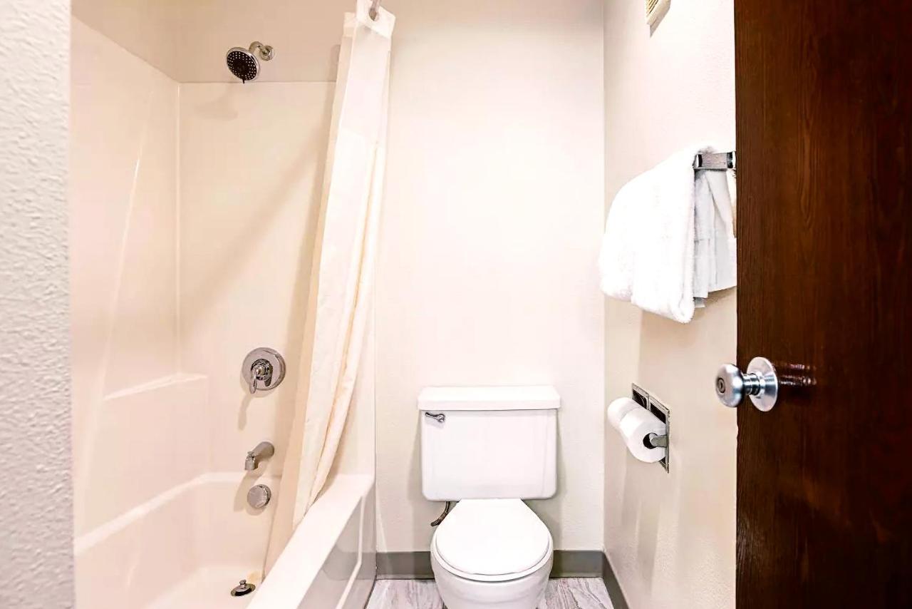 Norwood Inn & Suites Milwaukee Butler Екстериор снимка