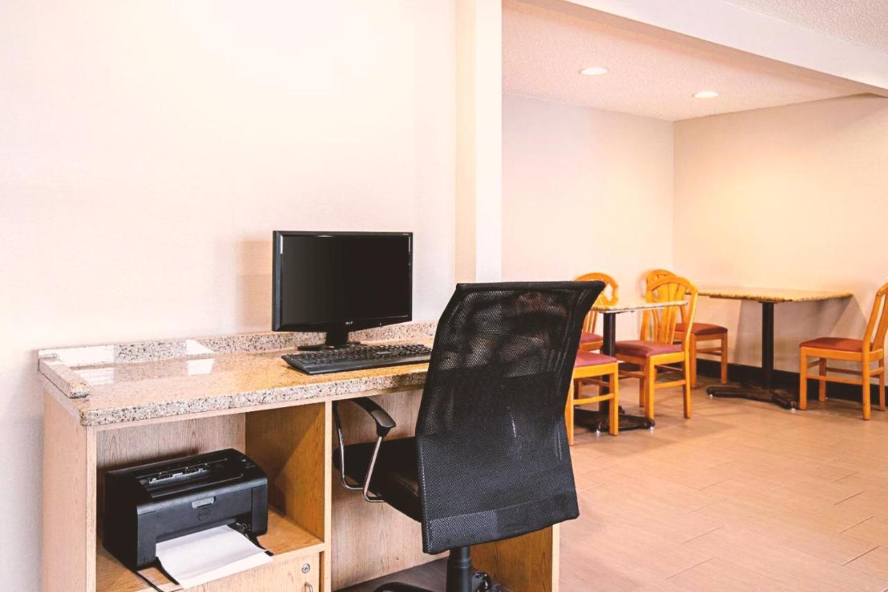 Norwood Inn & Suites Milwaukee Butler Екстериор снимка