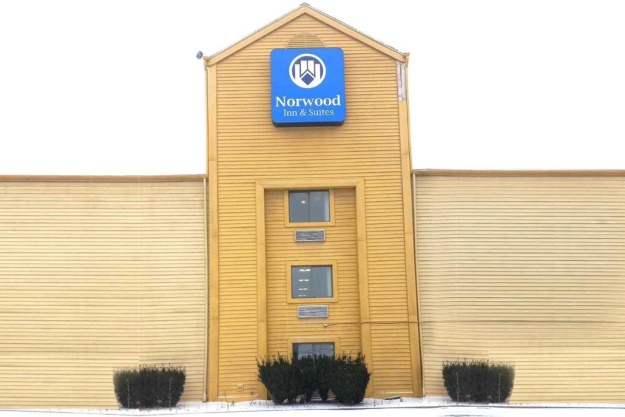 Norwood Inn & Suites Milwaukee Butler Екстериор снимка